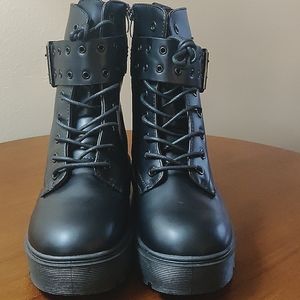 Yoki Kenzo 17 Women's Lace-Up Combat Boots by Yoki. Size 8 M.